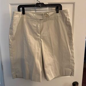 Jones New York Signature walking shorts. Back pockets. Size 16. Ivory/tan